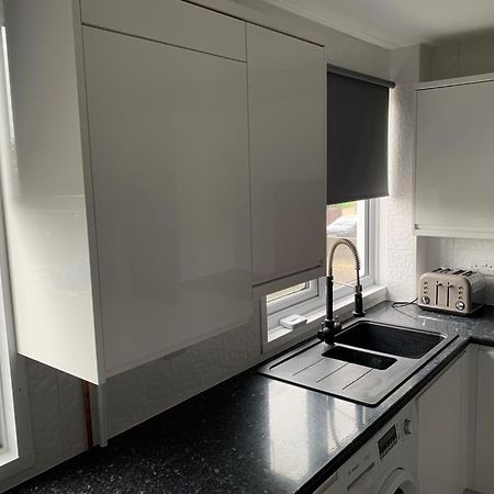 Double Room With Private Bathroom In Basingstoke Exterior photo