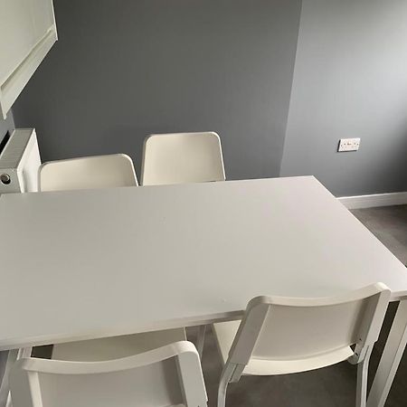 Double Room With Private Bathroom In Basingstoke Exterior photo