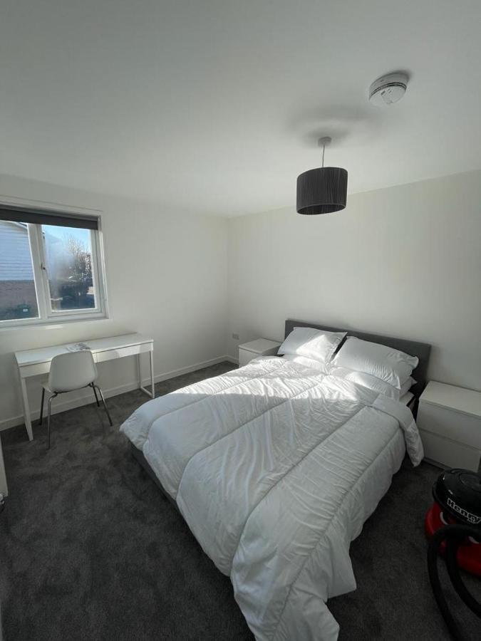 Double Room With Private Bathroom In Basingstoke Exterior photo