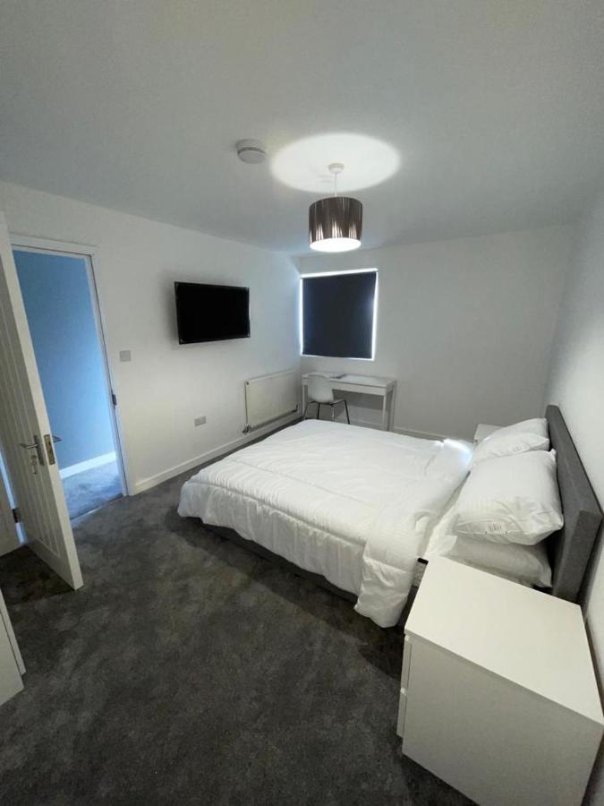 Double Room With Private Bathroom In Basingstoke Exterior photo