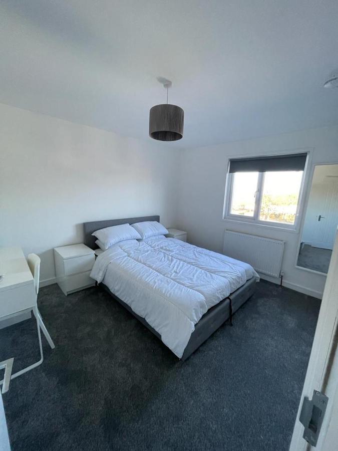 Double Room With Private Bathroom In Basingstoke Exterior photo