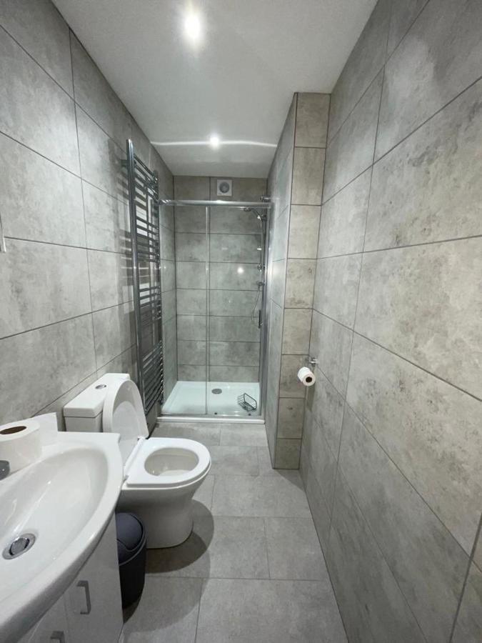 Double Room With Private Bathroom In Basingstoke Exterior photo