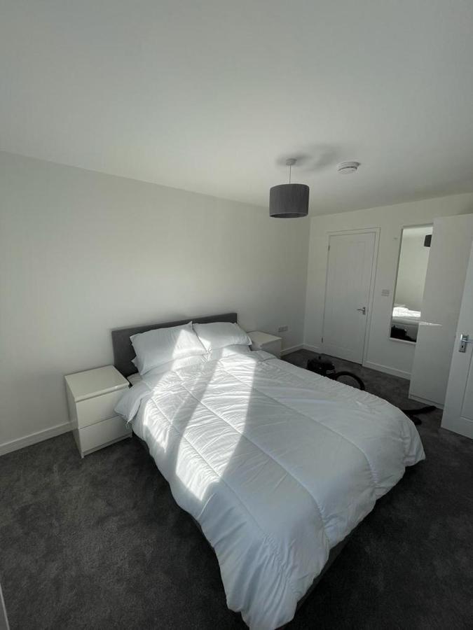 Double Room With Private Bathroom In Basingstoke Exterior photo