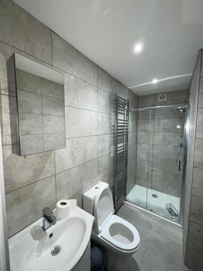 Double Room With Private Bathroom In Basingstoke Exterior photo