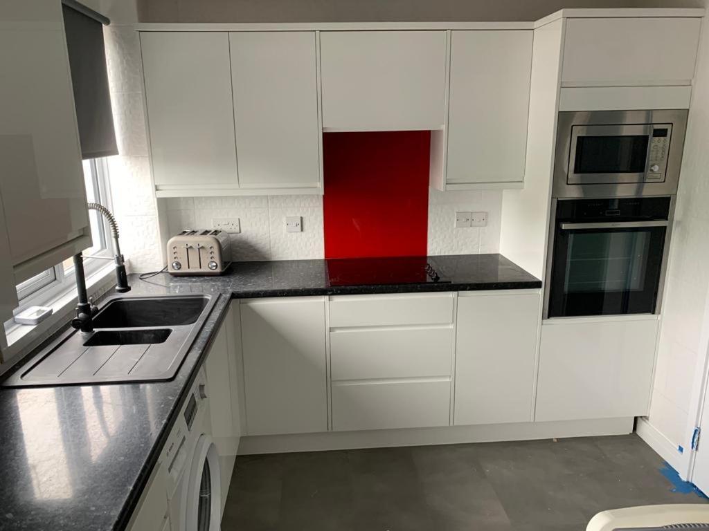 Double Room With Private Bathroom In Basingstoke Exterior photo